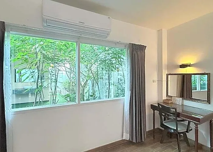 Issara House 2*