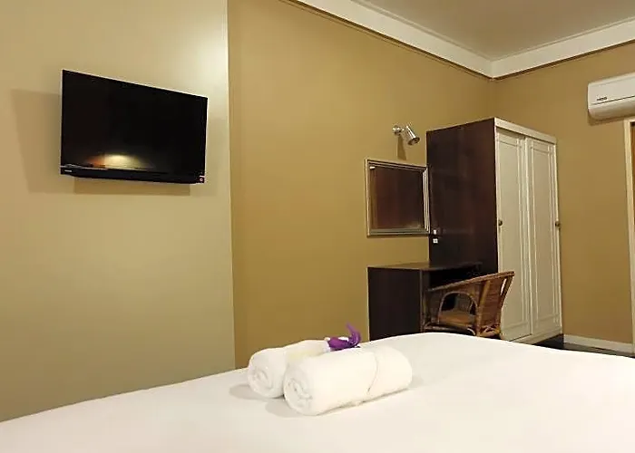 Issara House 2*